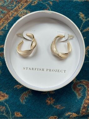 Twisted Hoop Earrings in cream with gold trim